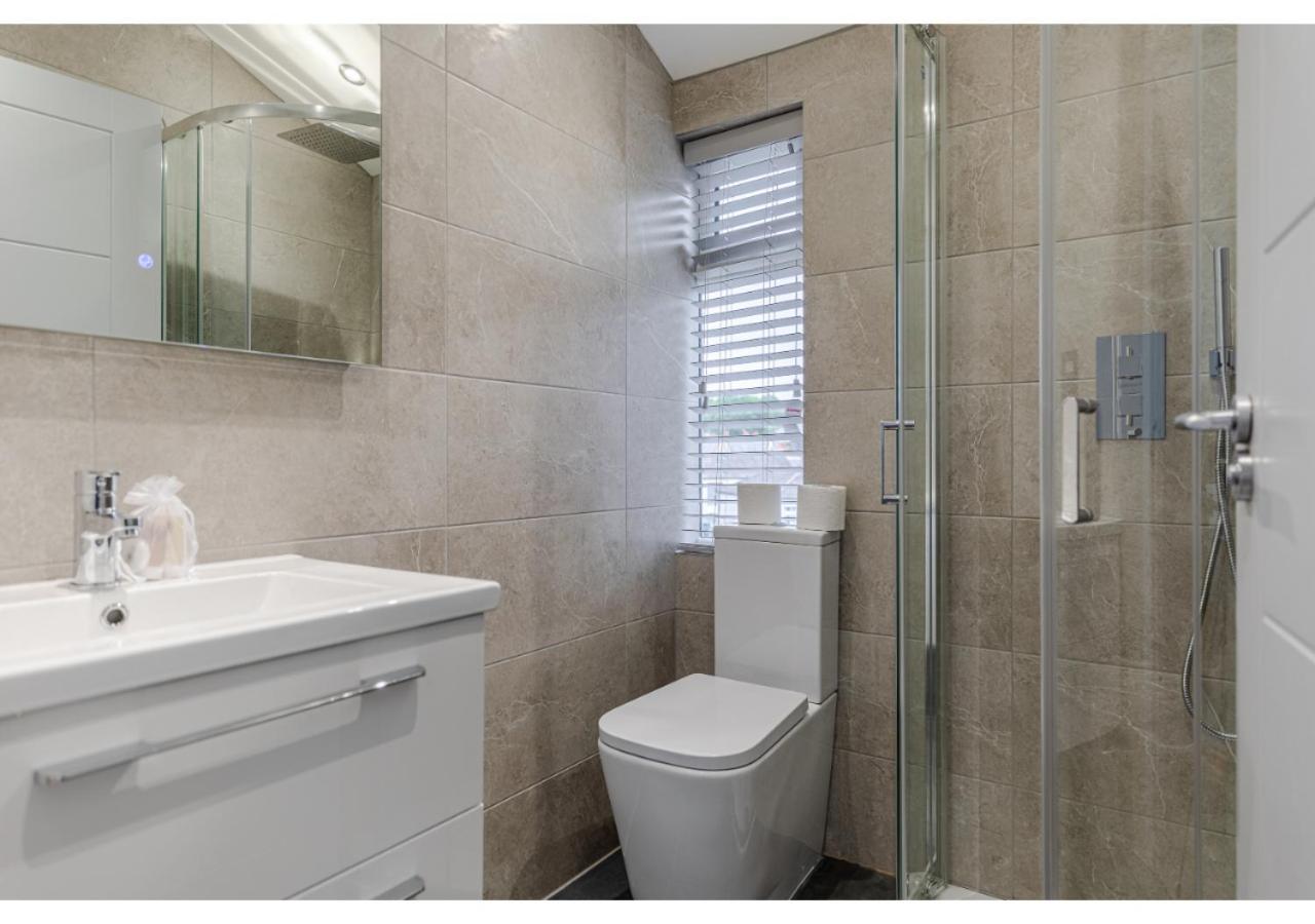 Cozy And Stylish 2 Bedroom Flat In Greater London Exterior photo
